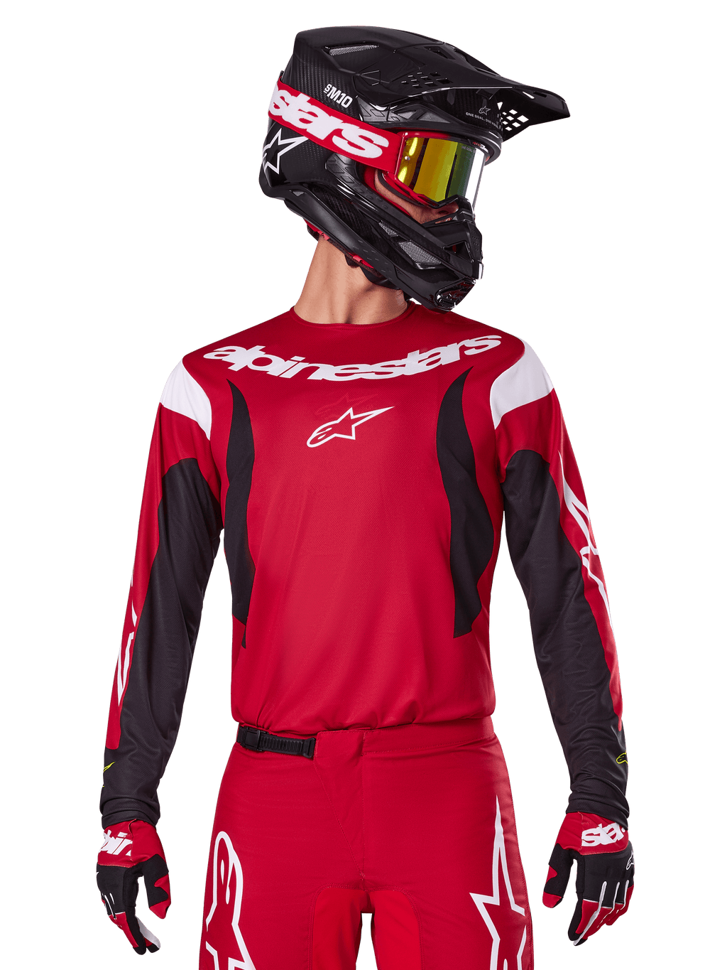 Maglia Alpinestars 2025 Fluid Haul, maglia da motocross, rosso acceso e nero, indossata come parte di un set completo con pantaloni e guanti coordinati, casco nero con occhiali a lente gialla, branding e loghi bianchi, abbigliamento da corsa fuoristrada ad alte prestazioni.