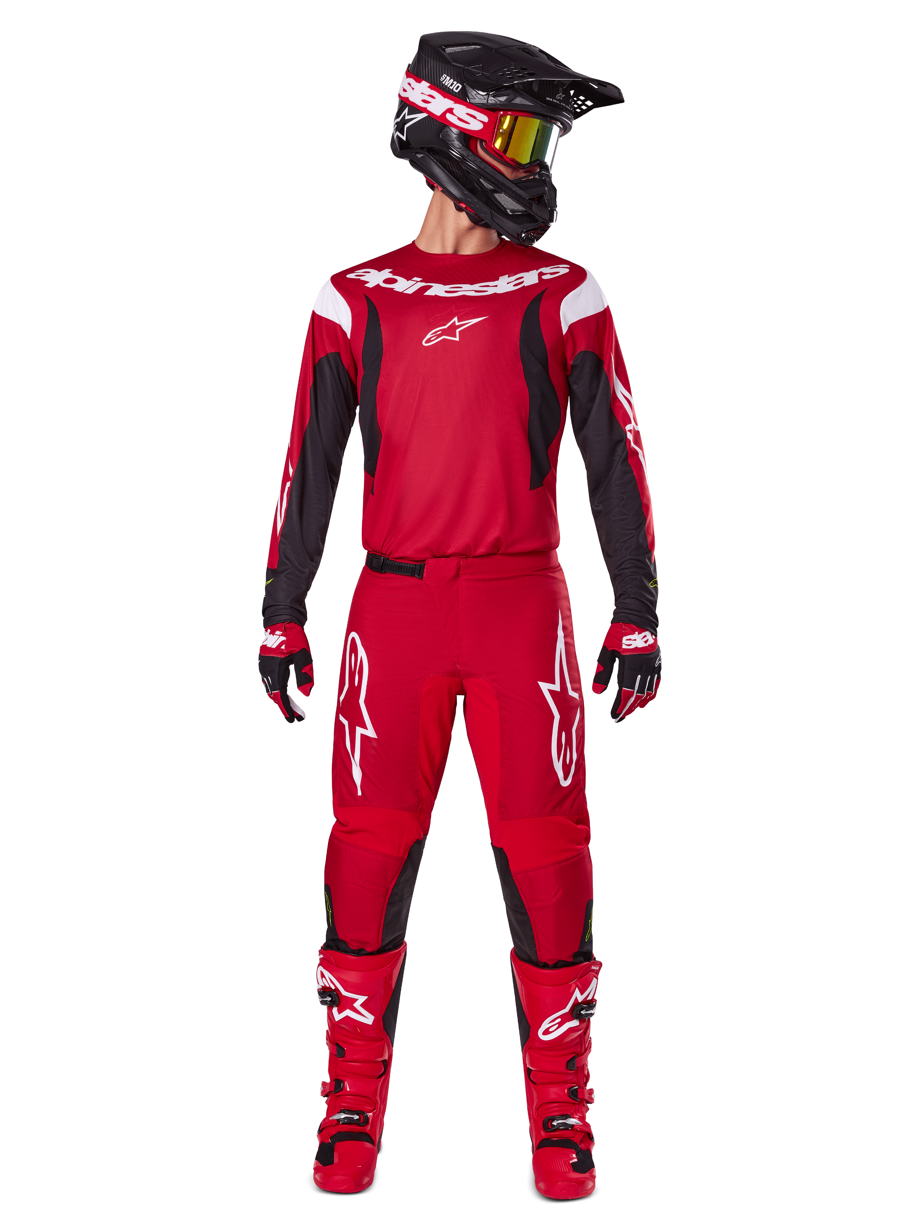 Alpinestars 2025 Fluid Haul Gear Set, completo da motocross in rosso acceso e nero, caratterizzato da una maglia rossa con maniche nere e branding bianco, pantaloni rossi coordinati con loghi a stella bianchi, casco nero con occhiali dalle lenti dorate e stivali rossi, equipaggiamento completo per fuoristrada