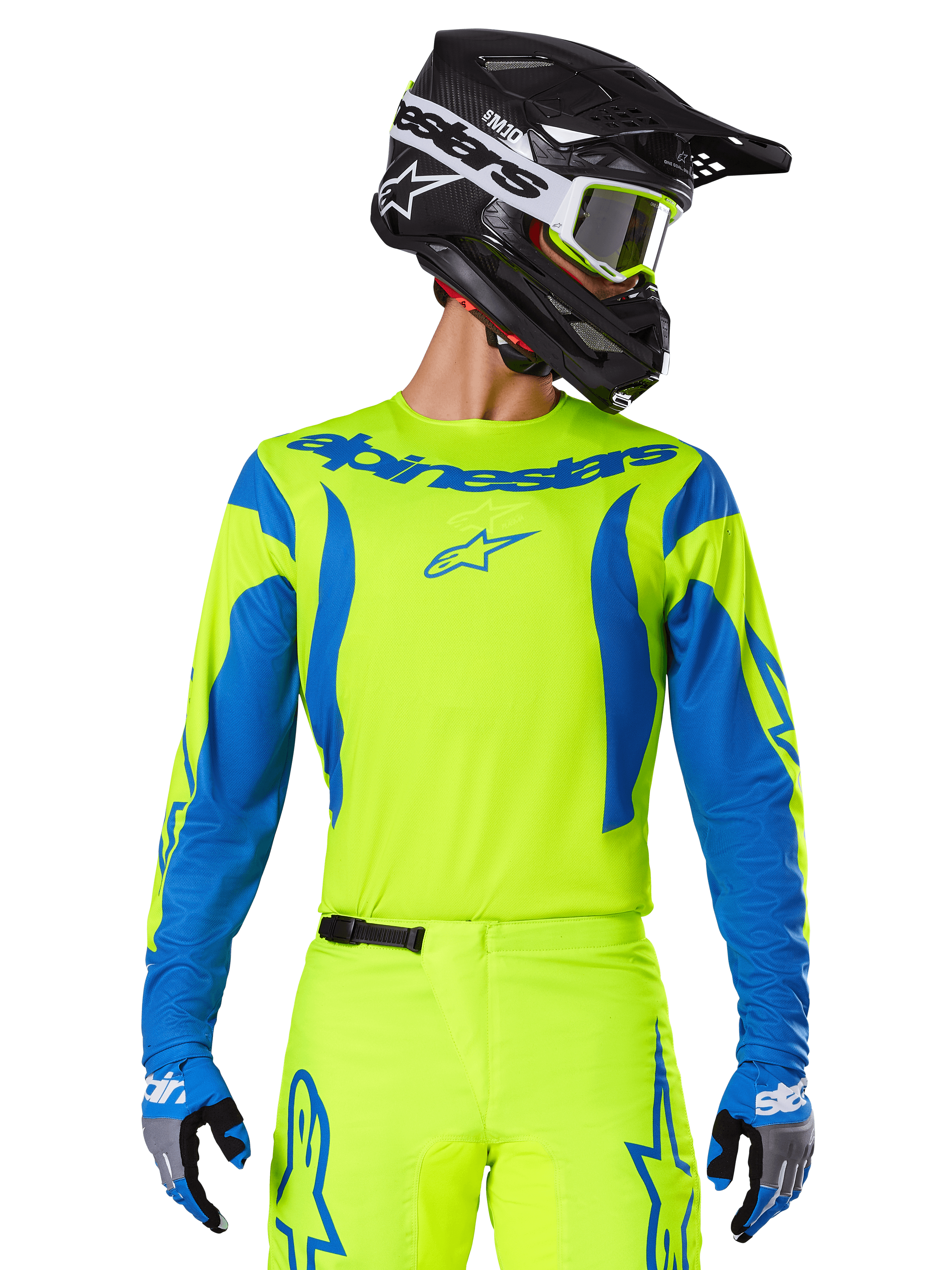 Alpinestars 2025 Fluid Haul Jersey, maglia da motocross, giallo neon e blu, con logo Alpinestars blu sul petto, indossata con equipaggiamento coordinato tra cui casco nero e guanti blu, vestibilità atletica per il fuoristrada