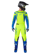 Set completo Alpinestars Fluid Haul 2025, maglia e pantaloni da motocross, giallo fluo e blu, indossati con stivali blu coordinati e un casco nero, caratterizzato da vistosi loghi Astars e un taglio ergonomico atletico per gare off-road.