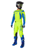 Alpinestars 2025 Fluid Haul Gear Set, abbigliamento completo da motocross con maglia e pantaloni giallo fluo e blu, casco nero, guanti blu e stivali da fuoristrada blu, outfit coordinato ad alta visibilità per motocross ed enduro.
