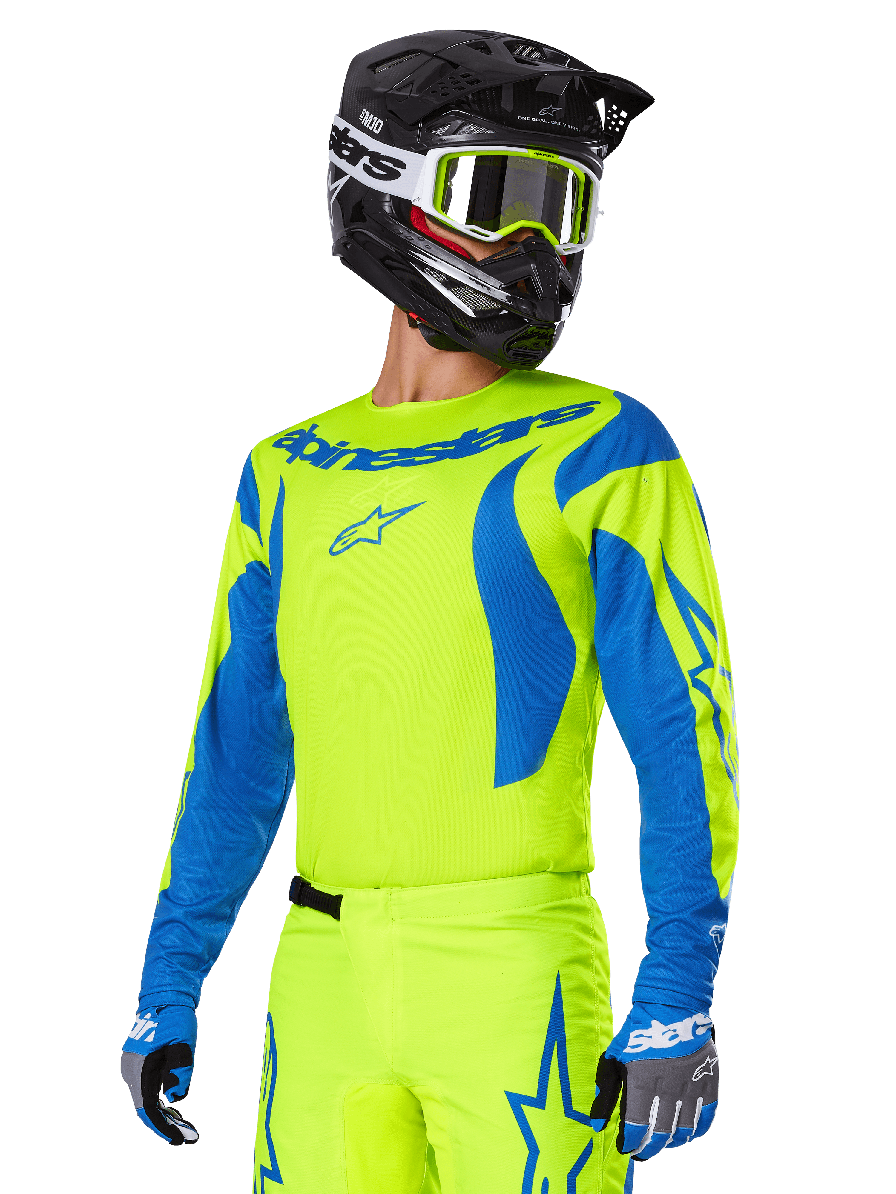 Alpinestars 2025 Fluid Haul Gear Set, maglia e pantaloni da motocross, giallo brillante e blu, indossato con casco nero e occhiali con montatura gialla, caratterizzato da motivi blu a onda sulle maniche e loghi a stella blu sui pantaloni, completo da gara fuoristrada coordinato