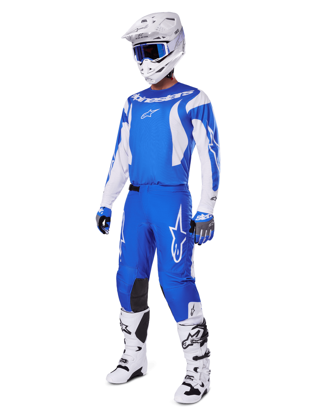 Pilota di motocross che indossa il set completo 2025 Fluid Haul, maglia e pantaloni blu e bianchi con logo Alpinestars, casco bianco con occhiali blu, stivali bianchi e guanti blu, completo da gara coordinato per motocross fuoristrada.