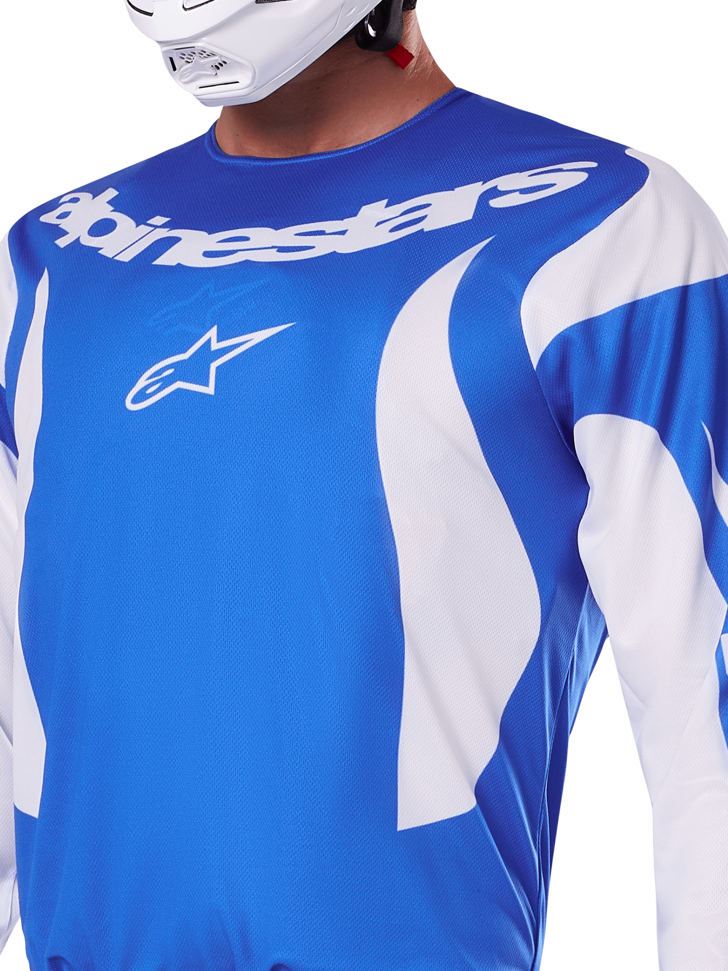 Alpinestars 2025 Fluid Haul Jersey, blu e bianco, indossata da un pilota con casco bianco, con scritta Alpinestars e logo A-star bianchi, vestibilità atletica, materiale leggero e traspirante per motocross e off-road