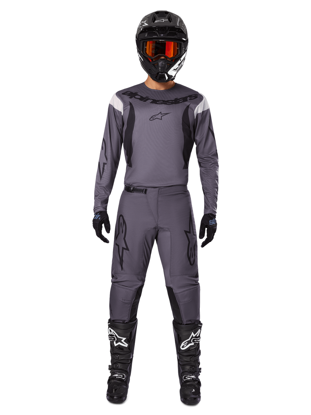 Alpinestars 2025 Fluid Haul Gear Set, abbigliamento da motocross, grigio, maglia e pantaloni grigi con dettagli neri, casco nero con occhiali arancioni, stivali neri con loghi bianchi, completo da gara coordinato per prestazioni fuoristrada