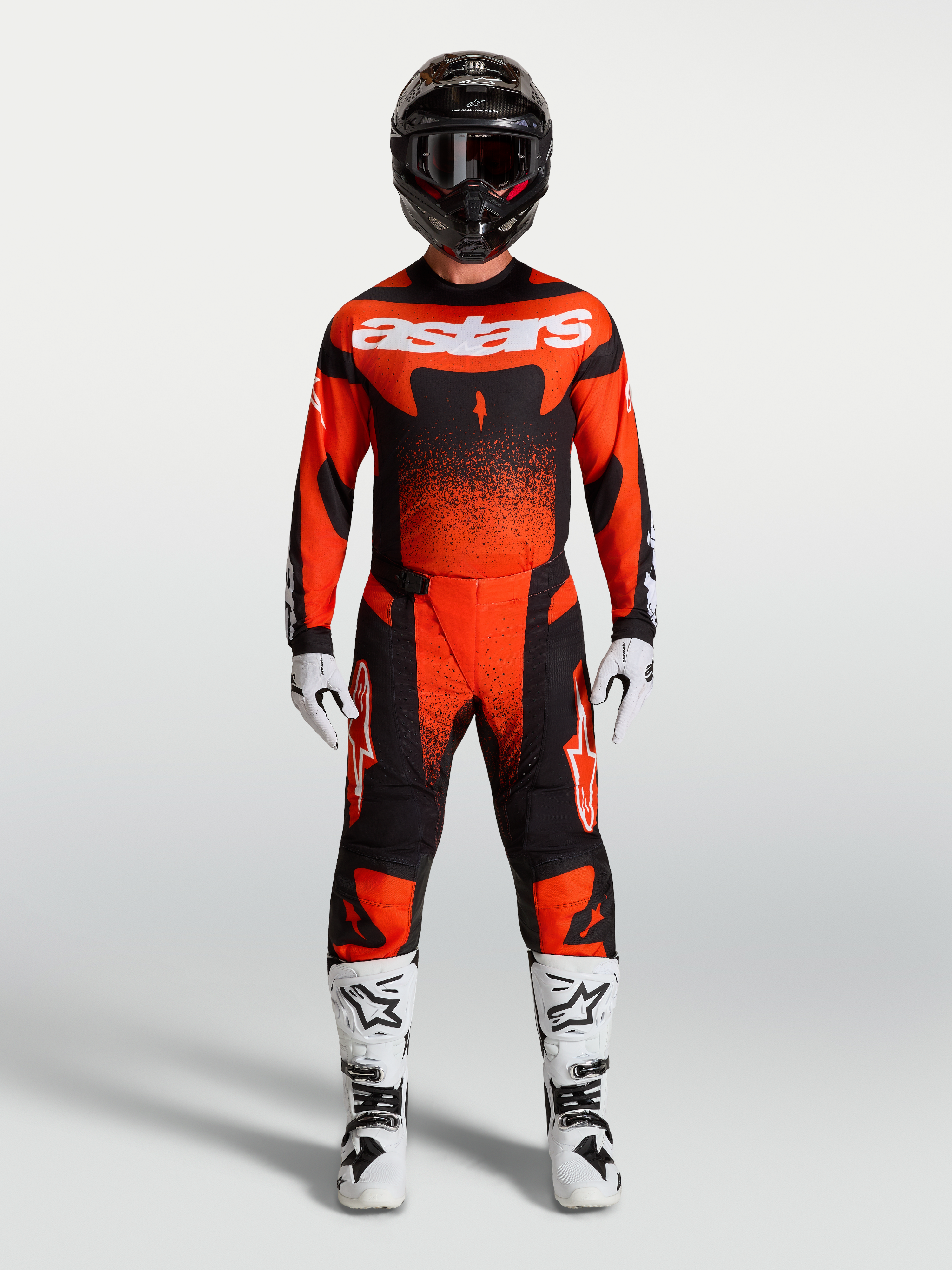 Alpinestars maglia Techstar Swan e completo da motocross da uomo, rosso cardinale e nero con stivali bianchi, design ergonomico e ventilato per fuoristrada