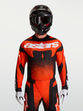 Maglia Alpinestars Techstar Swan, maglia da motocross uomo, rosso cardinale e nero, vestibilità atletica da gara su modello.