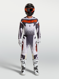 Alpinestars Techstar Swan Gear Set e Maglia Techstar Swan, completo da motocross grigio e rosso fluo, maglia e pantaloni racing per performance off-road.