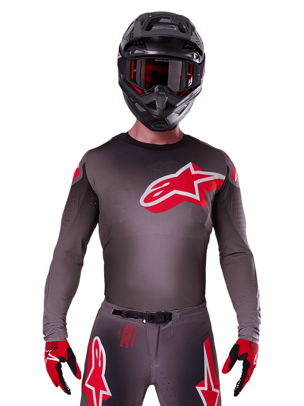 Alpinestars Supertech Lipan Jersey 2025, maglia da motocross, color fumo e rosso, con un grande logo rosso e bianco sul petto, indossata con casco nero e guanti rossi e neri, vestibilità atletica da gara con perforazioni laser