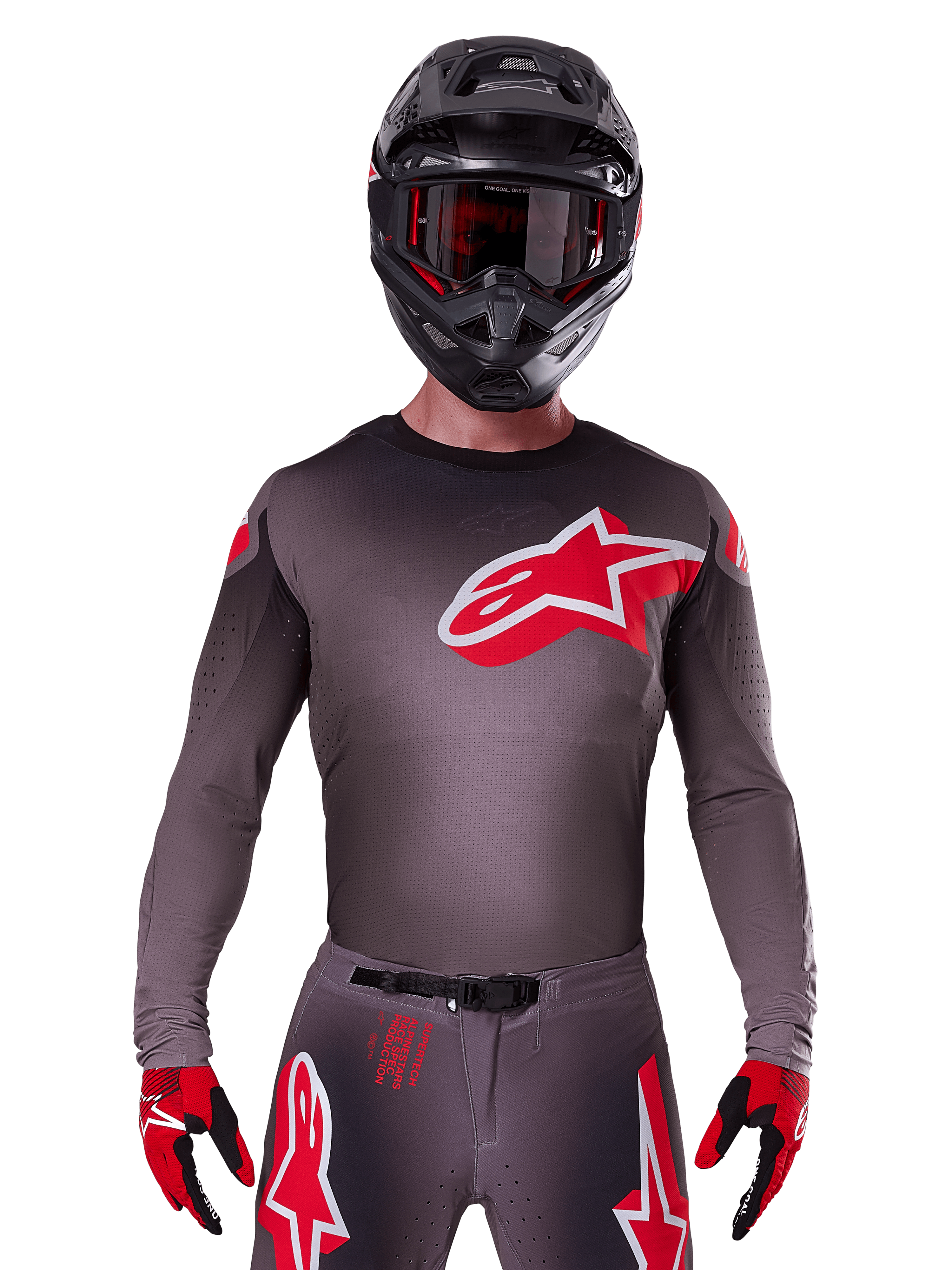 Alpinestars Supertech Lipan Jersey 2025, maglia da motocross, color fumo e rosso, con un grande logo rosso e bianco sul petto, indossata con casco nero e guanti rossi e neri, vestibilità atletica da gara con perforazioni laser