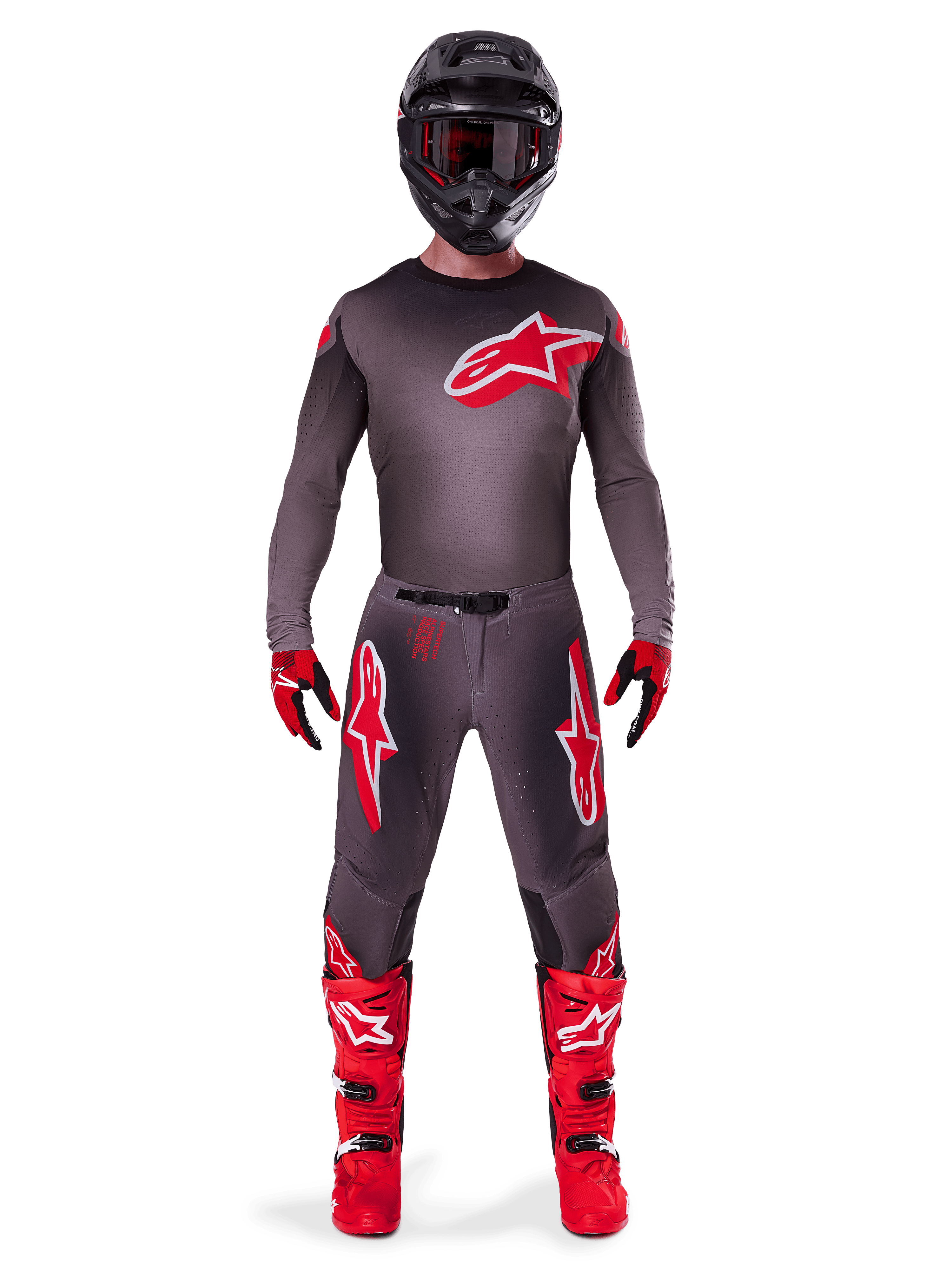 Pilota di motocross con abbigliamento completo da gara, Maglia Supertech Lipan 2025 in Smoke Bright Red, pantaloni grigi coordinati con loghi rossi, stivali rosso acceso, casco nero con occhiali e guanti rossi e neri, outfit da motocross professionale.