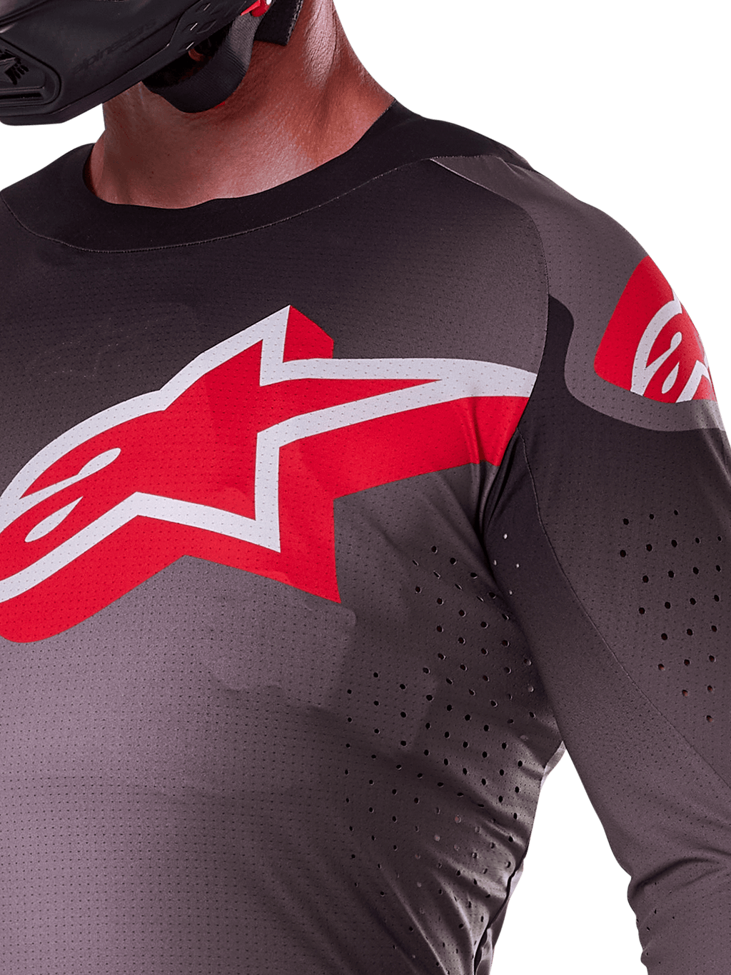 Alpinestars 2025 Supertech Lipan Jersey, maglia da motocross, Smoke Bright Red, vista ravvicinata del petto e della spalla con logo Alpinestars rosso e bianco, perforazioni laser per la ventilazione, materiale in rete elasticizzata leggera, vestibilità race atletica