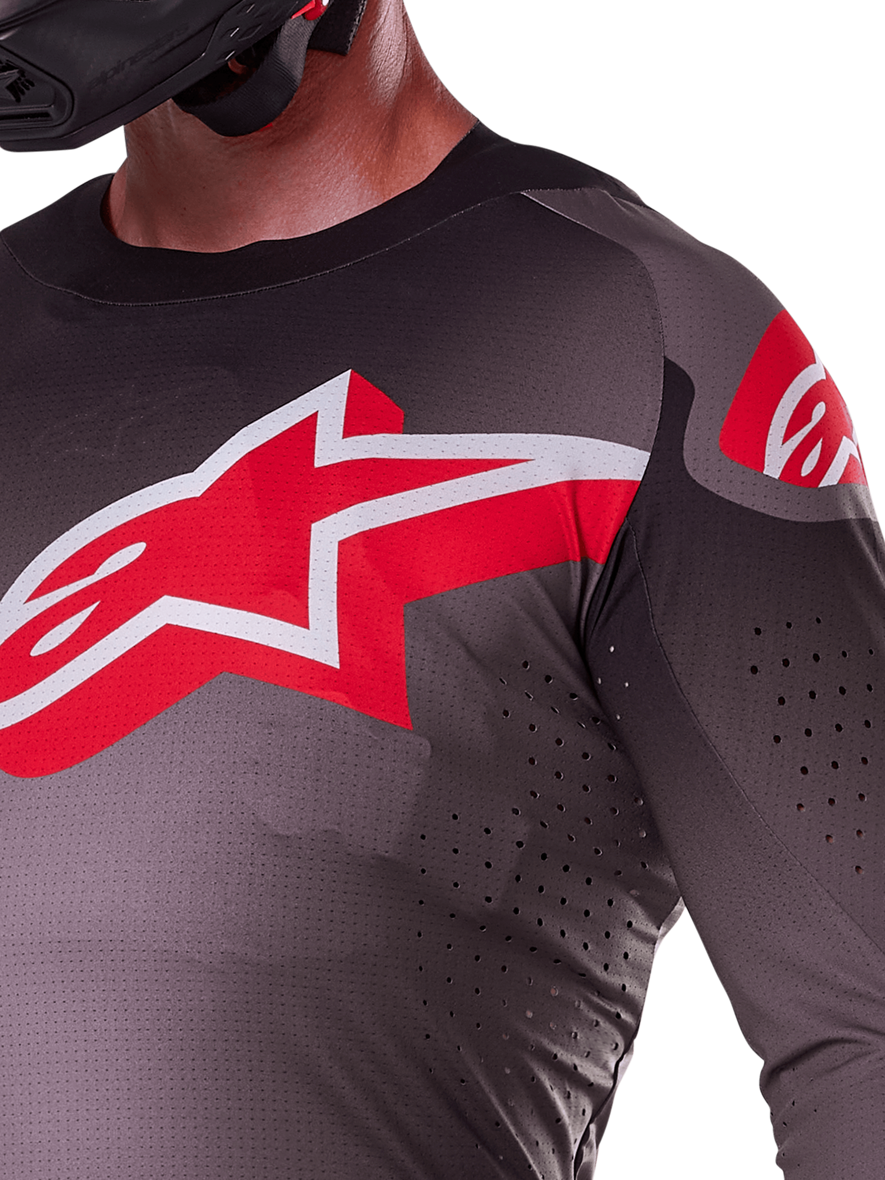 Alpinestars 2025 Supertech Lipan Jersey, Smoke Bright Red, vista ravvicinata che mostra il grande logo a stella rosso e bianco sul petto, perforazioni tagliate al laser per il passaggio dell'aria e tessuto leggero traspirante su un pilota.