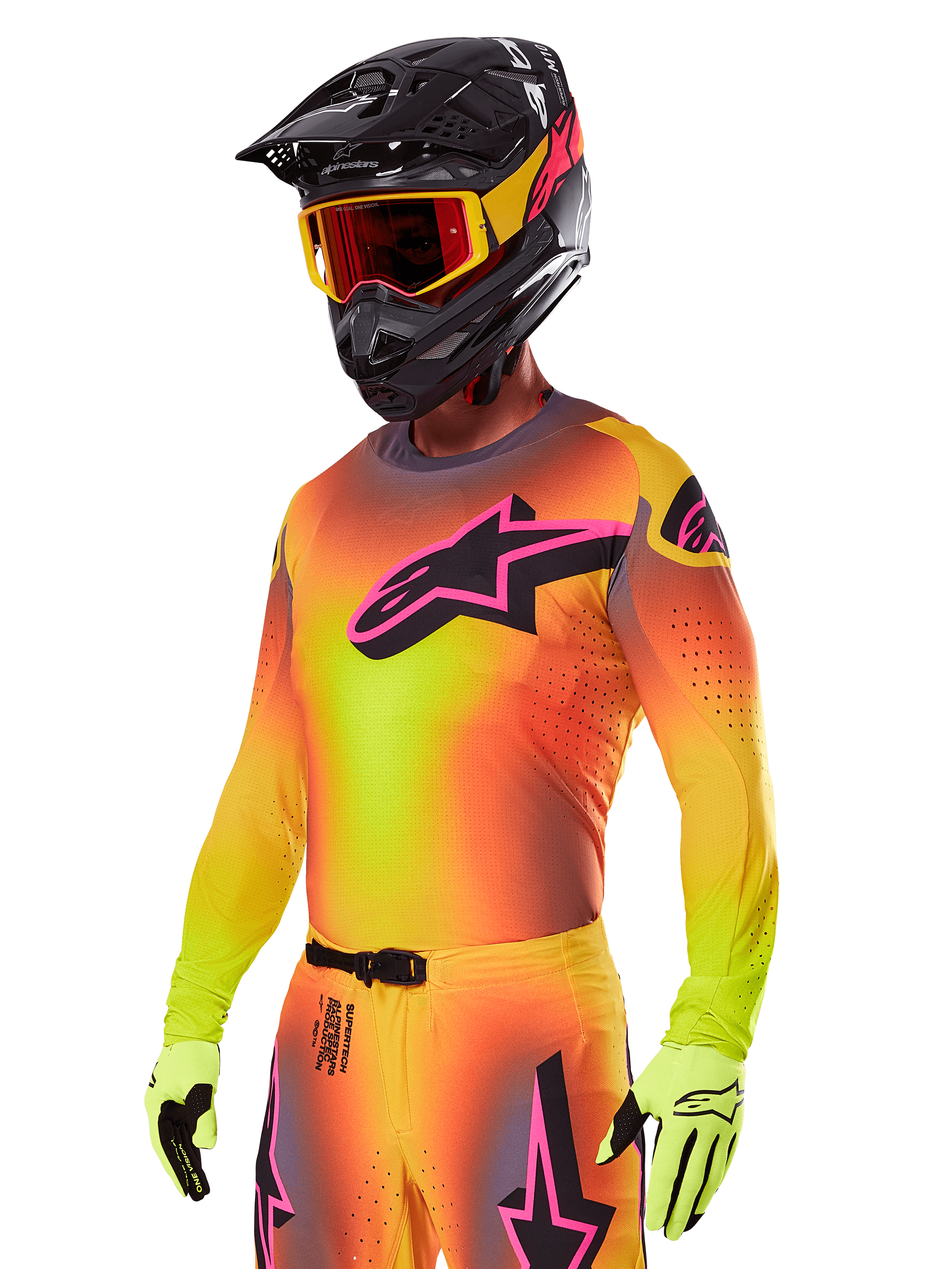 Pilota di motocross con Set Gear Alpinestars Supertech Lipan 2025, maglia con sfumatura gialla e arancione e logo Astars rosa e nero, guanti giallo neon, casco nero con occhiali rossi, abbigliamento professionale da gara fuoristrada