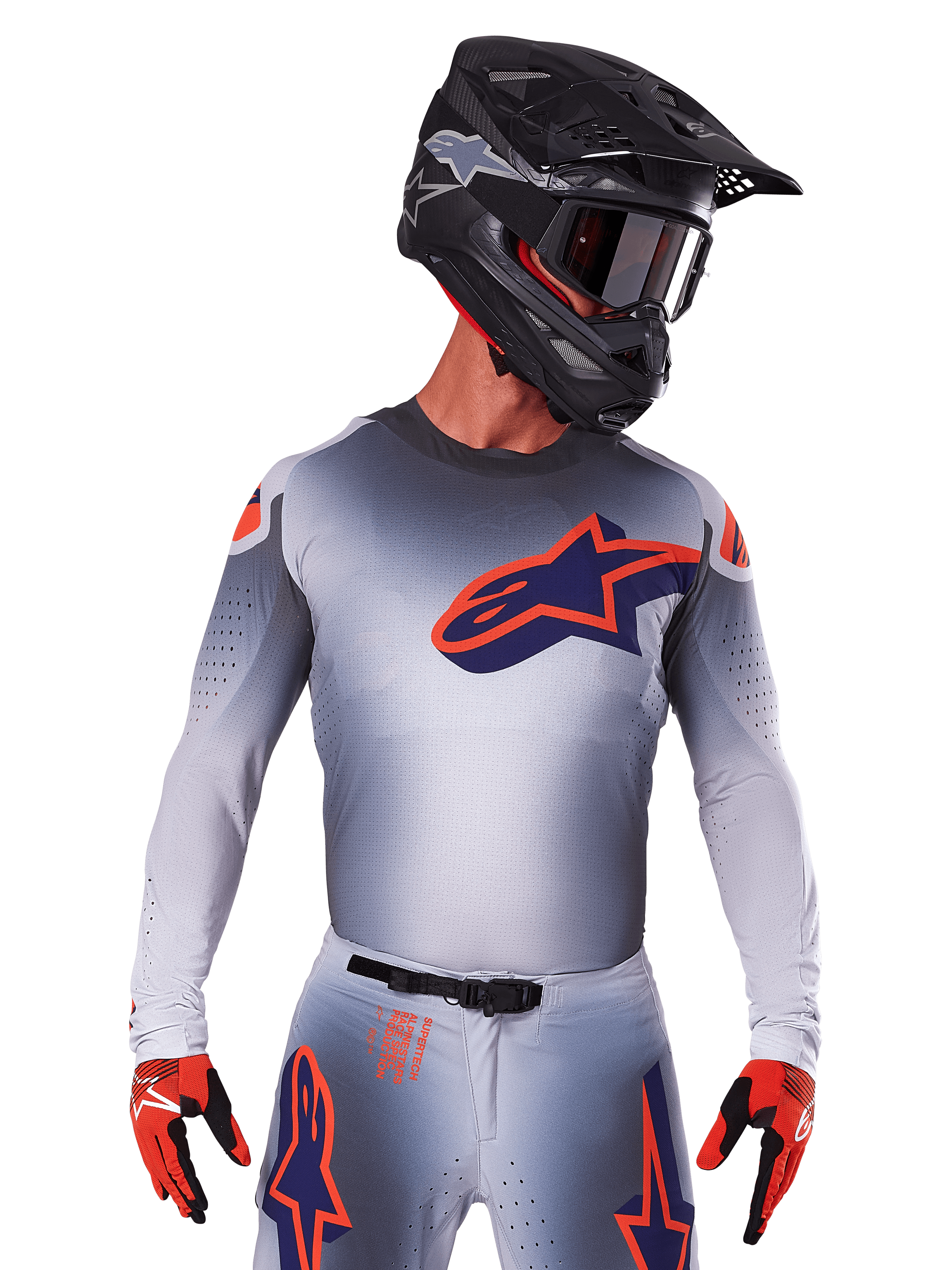 Alpinestars 2025 Supertech Lipan Jersey, maglia da motocross, grigio con accenti arancioni e blu navy, maglia tecnica a maniche lunghe con dettagli di ventilazione traforati, indossata con casco nero e guanti rossi, design racing elegante