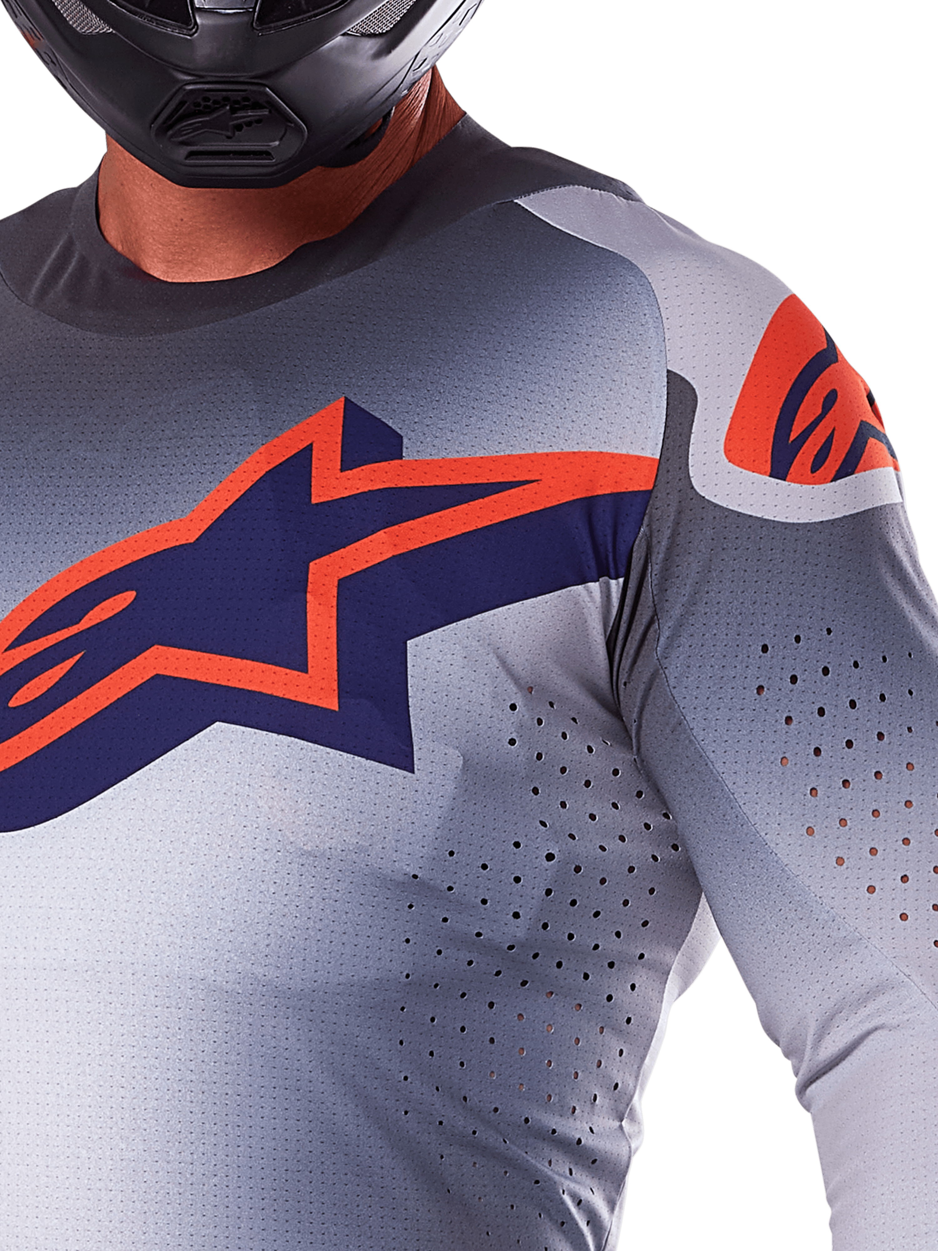 Alpinestars Maglia Supertech Lipan 2025, maglia da motocross, grigio e arancione fluo, con grande logo a stella blu navy e arancione sul petto, perforazioni tagliate al laser per il flusso d'aria, costruzione in mesh leggero, indossata con casco nero