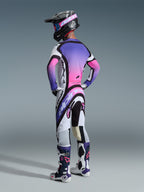 Alpinestars 2026 Supertech AFD Vista Jersey, maglia da motocross, bianco, viola e nero con sfumatura rosa, vista da dietro con pantaloni da motocross coordinati, casco nero e stivali bianchi e viola, set completo professionale da gara per prestazioni fuoristrada