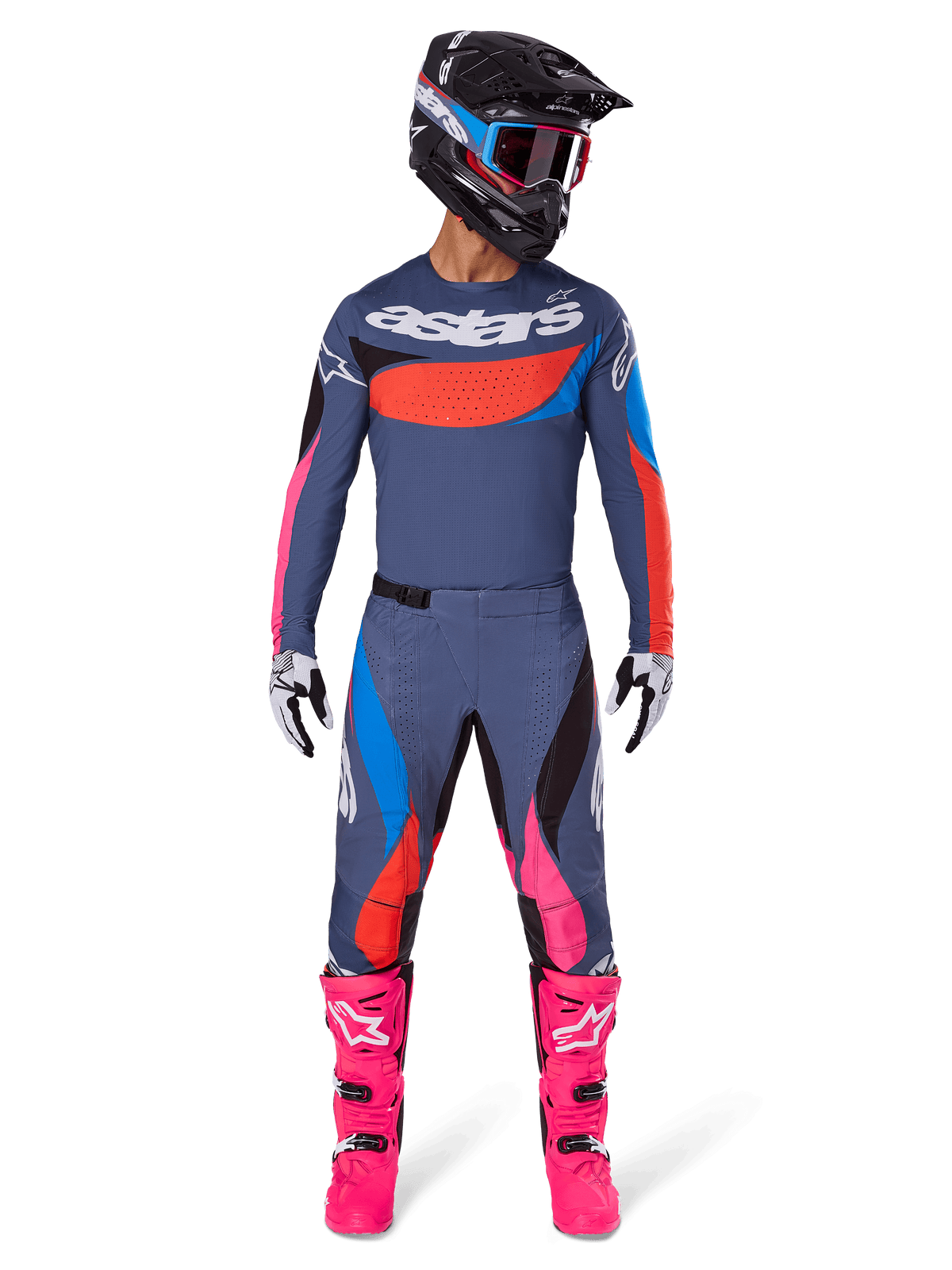 Alpinestars Techstar Dreem Gear Set 2025, pilota di motocross con equipaggiamento completo da gara, maglia e pantaloni grigio-blu con vivaci accenti rosa, arancione e blu ciano, grande logo 'astars' sul petto, stivali rosa acceso, casco nero con maschera, completo coordinato per motocross professionale