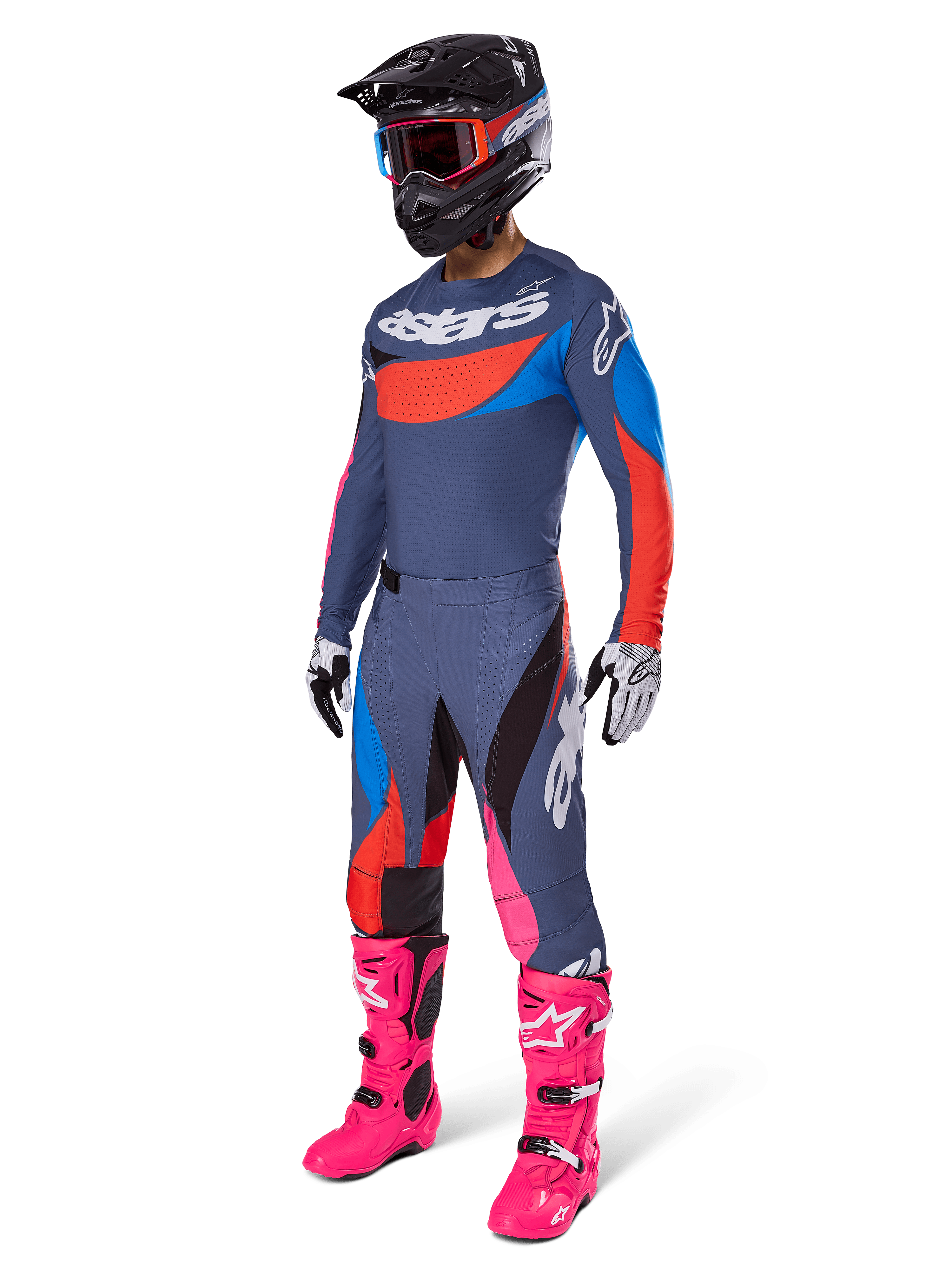 Alpinestars Set Techstar Dreem 2025, abbigliamento completo da motocross con maglia grigia e blu e dettagli rossi, pantaloni coordinati con tocchi di rosa, casco nero, stivali rosa acceso e guanti bianchi e neri