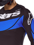 Maglia e completo Alpinestars Techstar Dreem 2025, maglia da motocross ventilata nera e blu con perforazioni tagliate a laser.