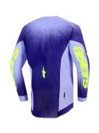 Alpinestars 2026 Supertech Scenz Jersey, maglia da motocross, viola e giallo fluo, vista posteriore che mostra il profilo posteriore allungato, pannelli laterali in mesh elasticizzato leggero con perforazioni tagliate al laser e vistoso marchio giallo neon sulle maniche.