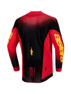Alpinestars Supertech Scenz Jersey 2026, vista posteriore, rosso, nero e giallo, maglia da motocross professionale con mesh elasticizzato leggero, ventilazione tagliata al laser, marchio Astars giallo sulle maniche e bordo posteriore allungato per performance racing