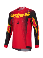 Alpinestars 2026 Supertech Scenz Jersey, maglia da motocross, rosso, nero e giallo, con marchio 'astars' giallo sul petto, maniche nere con dettagli del logo e motivo punteggiato bianco sulle spalle e sulla parte superiore del corpo