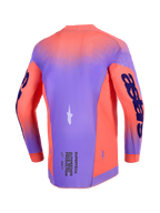 Alpinestars 2026 Supertech Scenz Jersey, maglia da motocross, Hot Coral e Purple, vista posteriore con telaio in mesh elasticizzato leggero, perforazioni laser per la ventilazione e branding evidente sulle maniche e sulla parte inferiore della schiena.