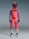 Set Abbigliamento Supertech Scenz 2026, completo da motocross Alpinestars, rosso-arancio vibrante e viola, maglia con marchio 'astars' nero, pantaloni coordinati con loghi a stella viola, casco da corsa colorato e stivali bianchi, kit professionale per prestazioni fuoristrada