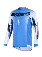 Alpinestars Supertech Scenz Jersey 2026, maglia da motocross, blu UCLA e bianco, logo astars nero sul petto, design con sfumatura puntinata su spalle e maniche, mesh elasticizzato leggero, vestibilità atletica per corse off-road