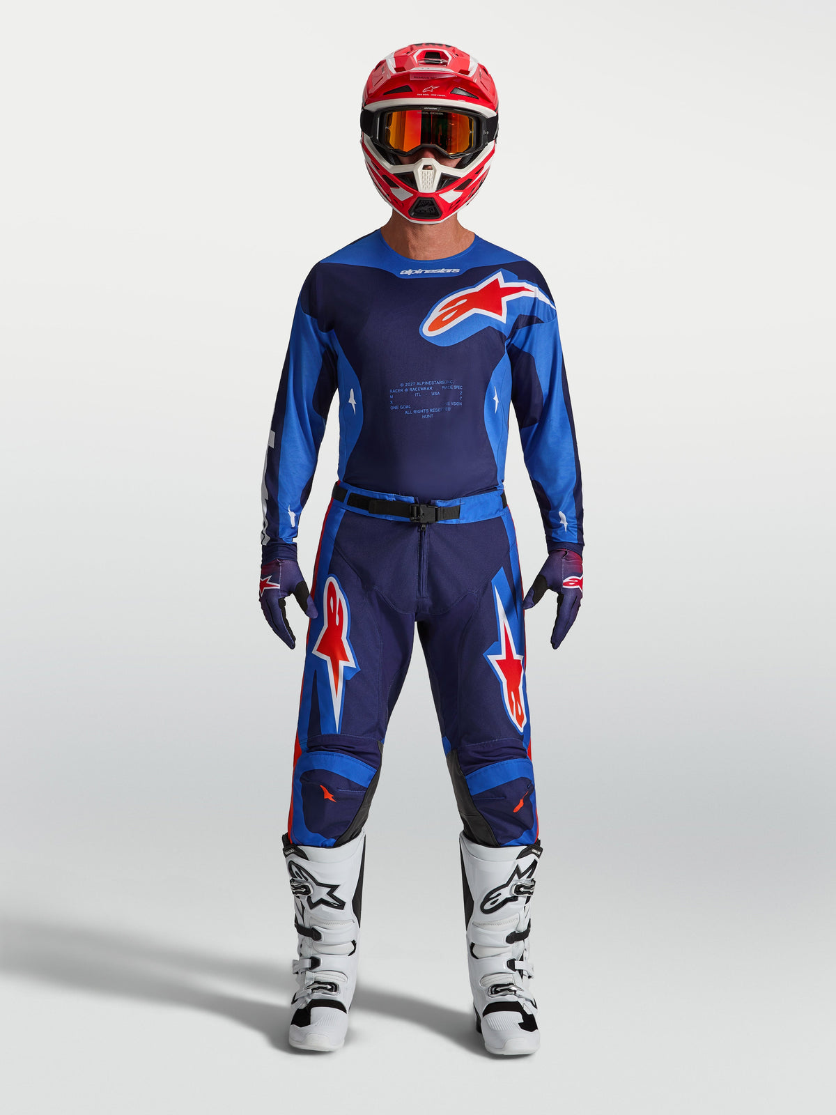 Alpinestars Racer Hunt Gear Set, completo da motocross per uomo, blu e rosso, maglia e pantaloni da fuoristrada con stivali bianchi e casco rosso coordinati
