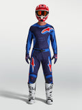 Alpinestars Racer Hunt Gear Set, completo da motocross per uomo, blu e rosso, maglia e pantaloni da fuoristrada con stivali bianchi e casco rosso coordinati
