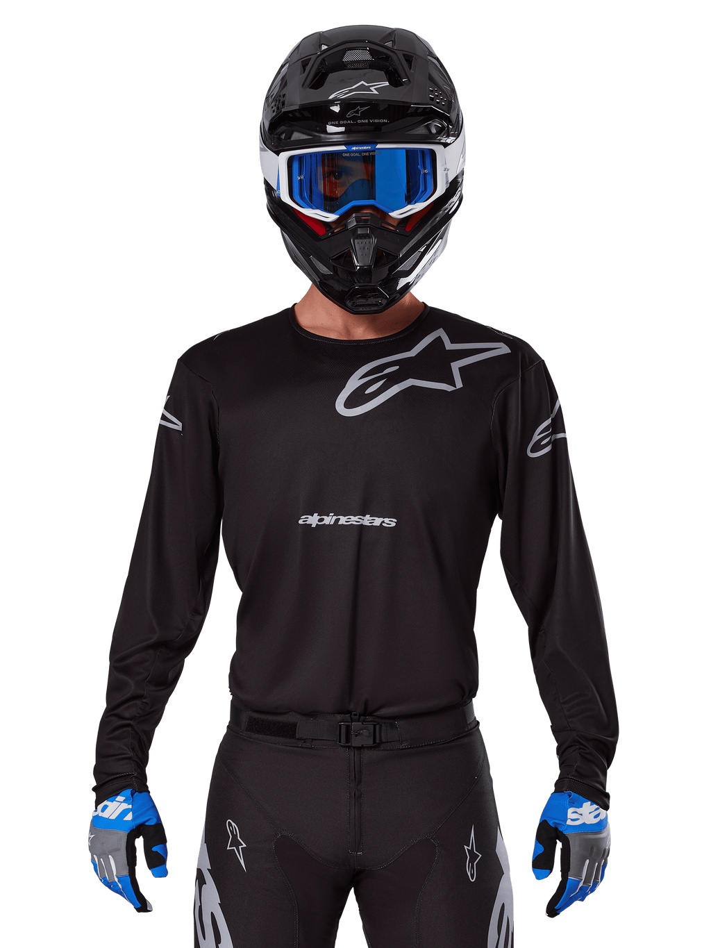 Alpinestars 2025 Racer Graphite Jersey, abbigliamento da motocross, nera con loghi grigi, indossata con casco nero, occhiali blu e guanti blu e grigi, design performante con loghi su petto e braccia