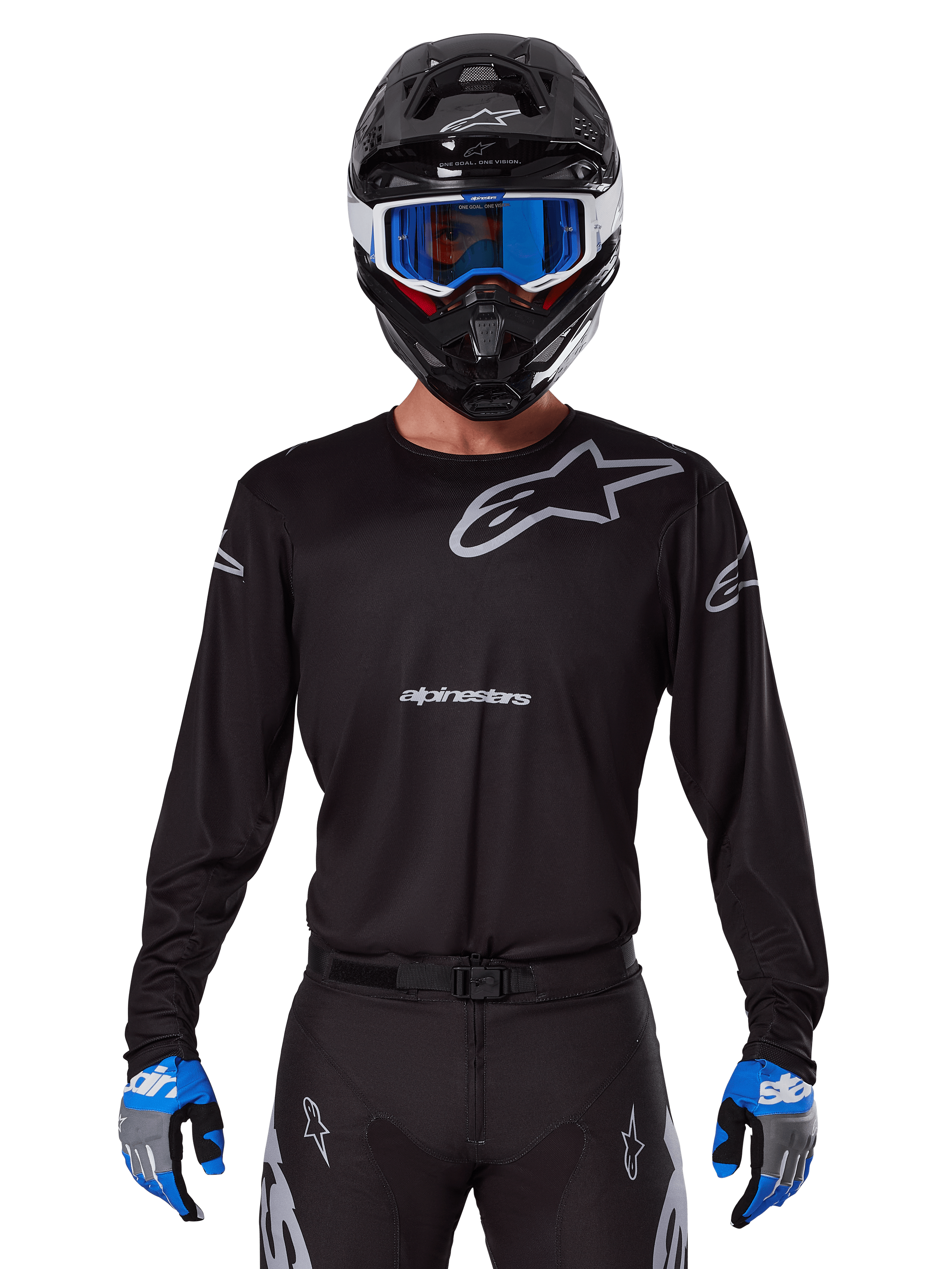 Alpinestars 2025 Racer Graphite Jersey, abbigliamento da motocross, nera con loghi grigi, indossata con casco nero, occhiali blu e guanti blu e grigi, design performante con loghi su petto e braccia