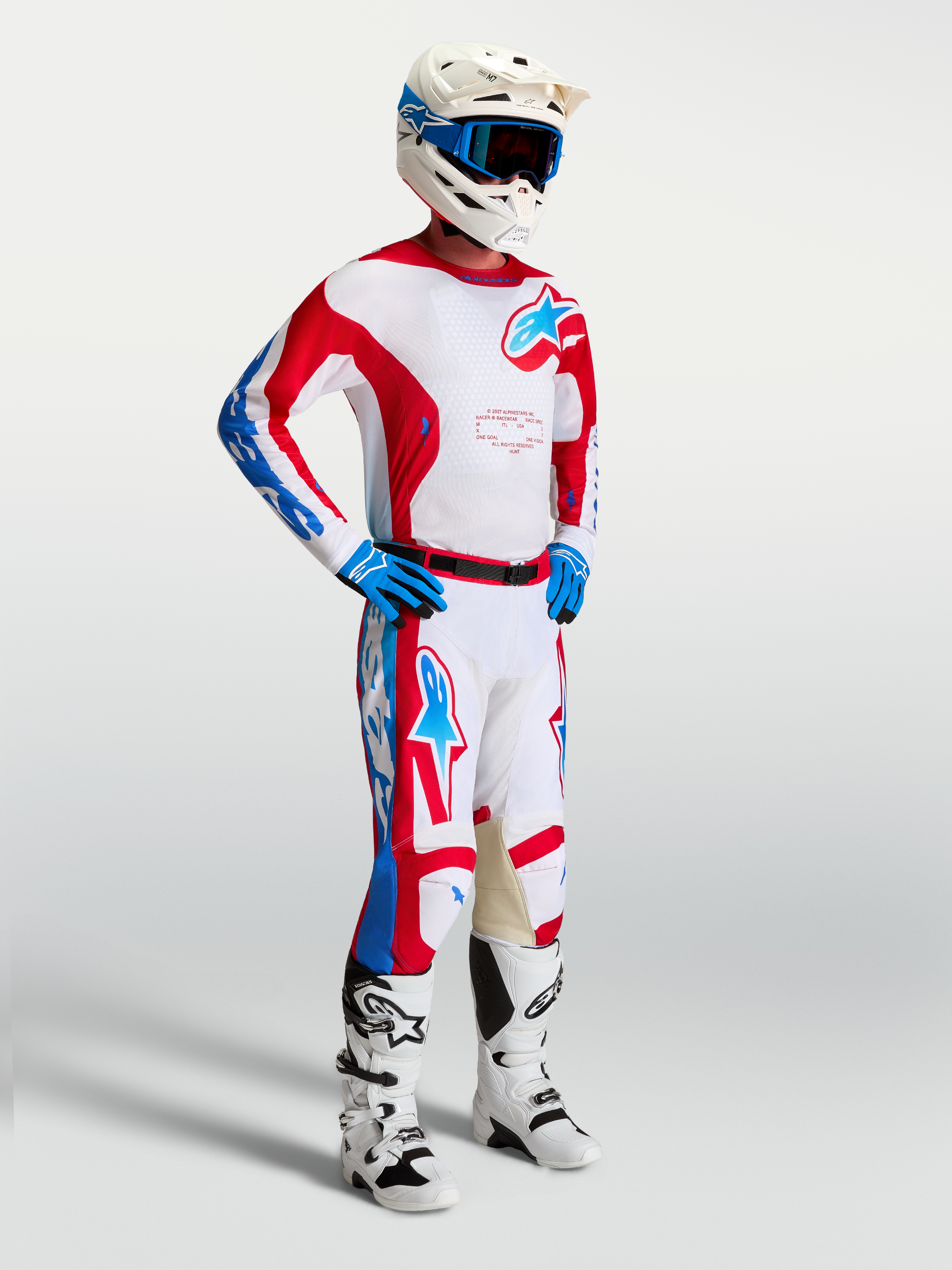 Alpinestars Maglia Racer Hunt, maglia da motocross da uomo, bianca, rossa e blu, in tessuto tecnico traspirante, indossata con completo MX
