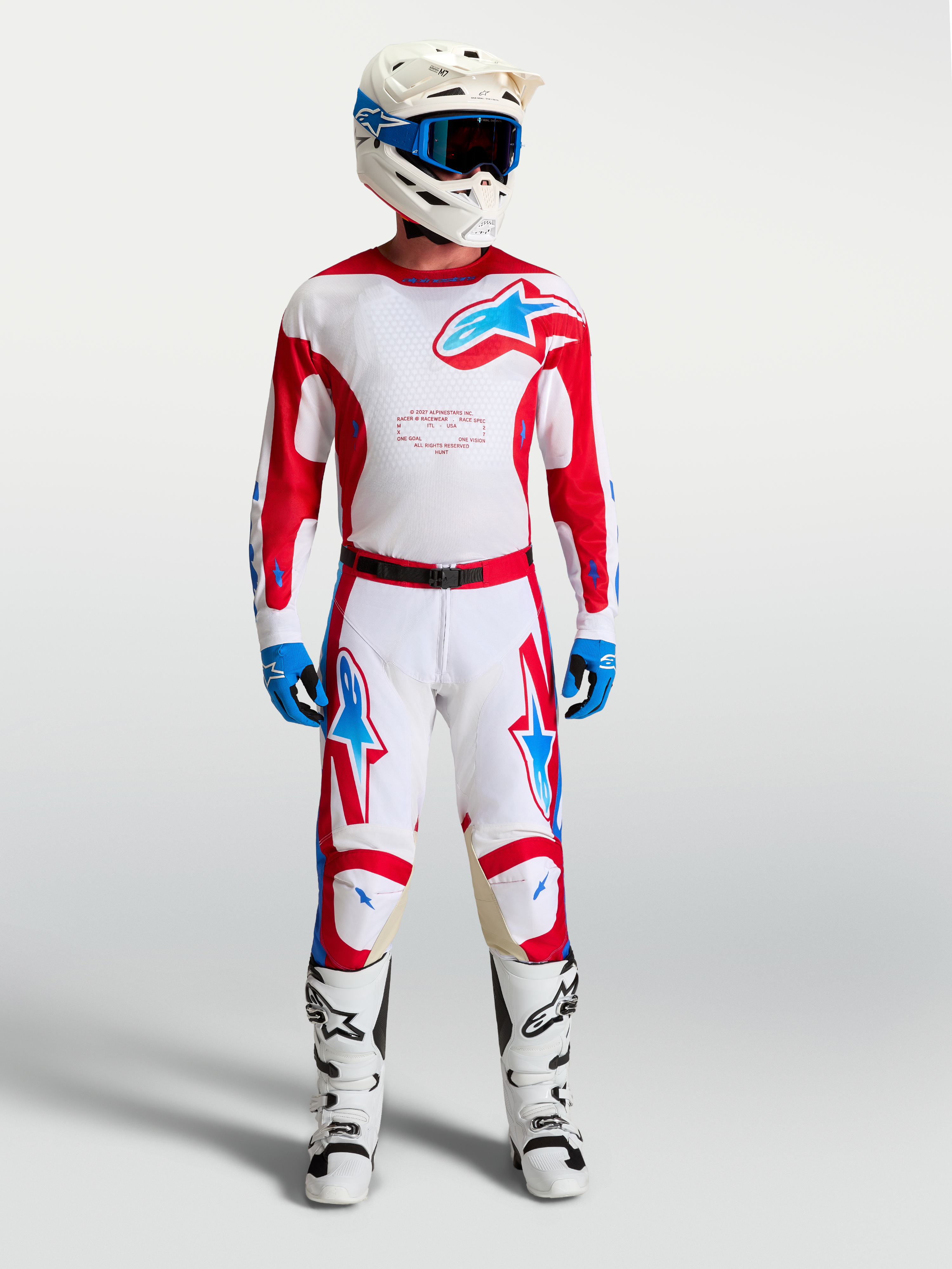 Alpinestars Maglia Racer Hunt, completo motocross da uomo, bianco e rosso con accenti blu, maglia tecnica leggera e traspirante con pantaloni e stivali coordinati per off-road e MX.