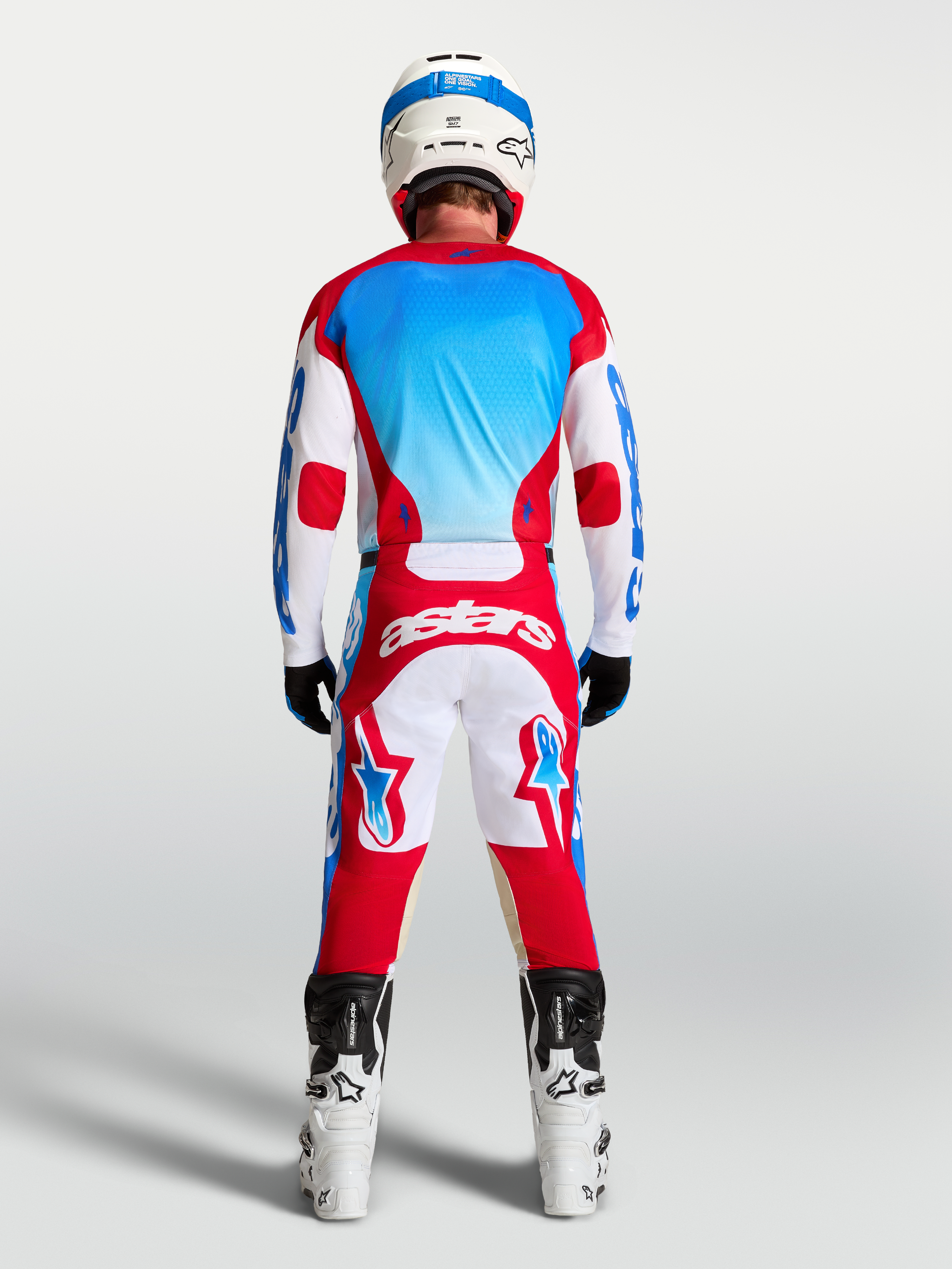 Alpinestars pantaloni Racer Hunt AND completo Racer Hunt, completo motocross rosso, bianco e blu, vista posteriore.