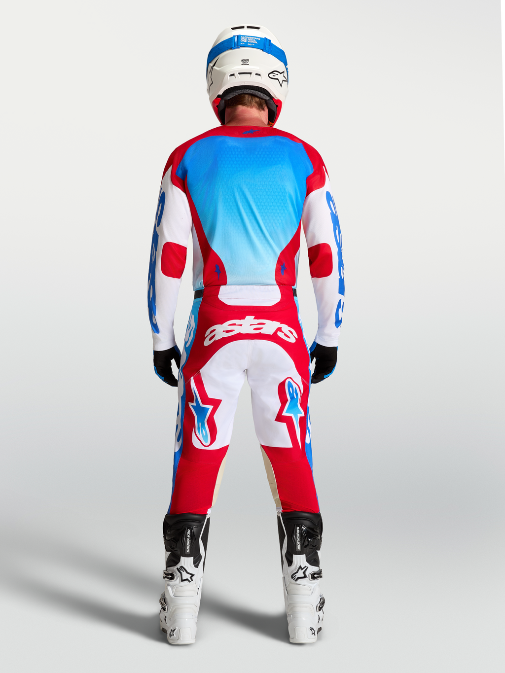 Alpinestars Maglia Racer Hunt, maglia da motocross uomo, rosso, bianco e blu, traspirante, vista posteriore su modello.