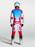 Alpinestars Maglia Racer Hunt, maglia da motocross uomo, rosso, bianco e blu, traspirante, vista posteriore su modello.