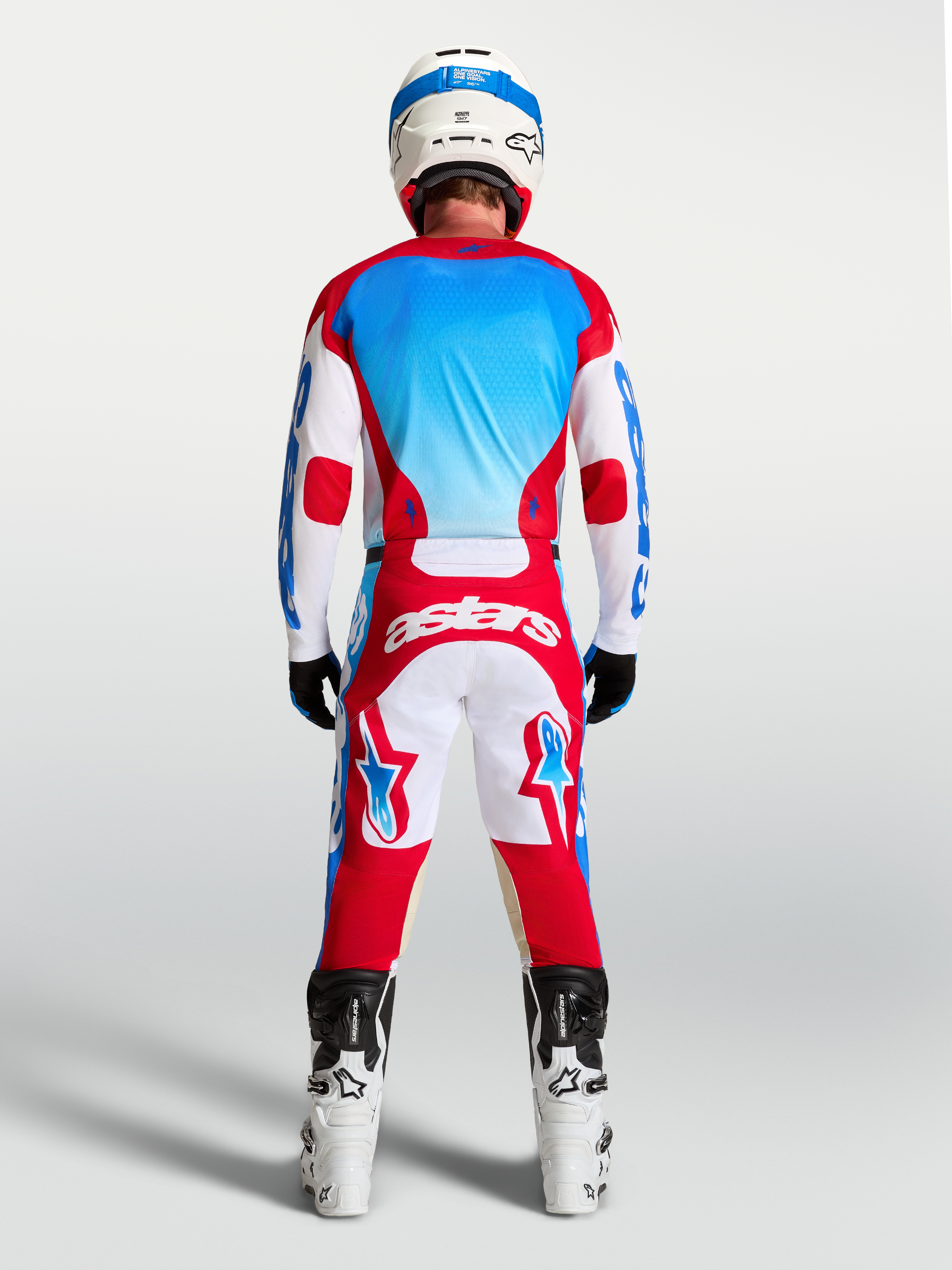 Alpinestars Maglia Racer Hunt, maglia da motocross uomo, rosso, bianco e blu, traspirante, vista posteriore su modello.