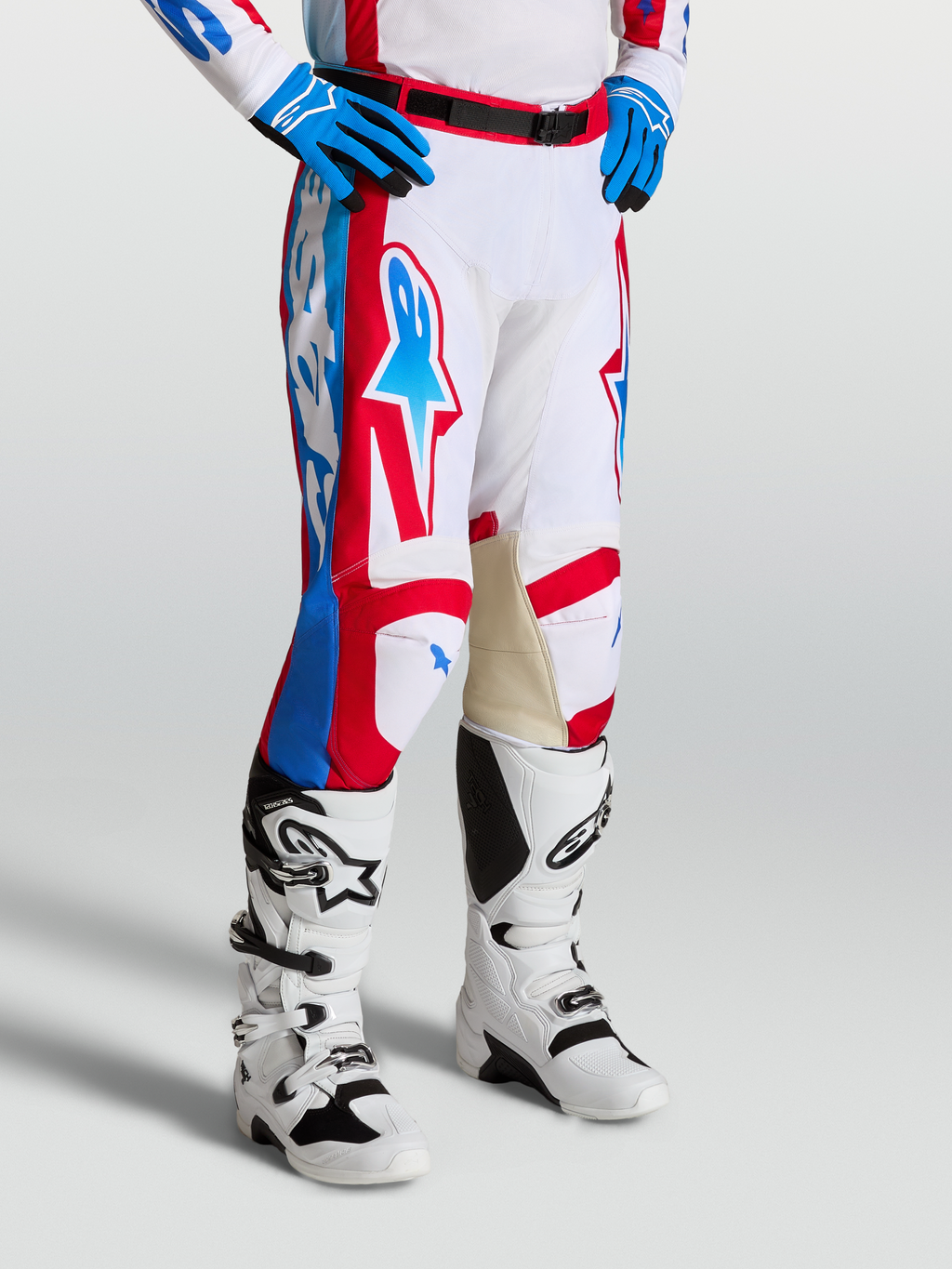 Alpinestars Pantaloni Racer Hunt, pantaloni motocross da uomo, colore bianco, rosso e blu, con gambe pre-curvate e ginocchia interne in pelle rinforzata.