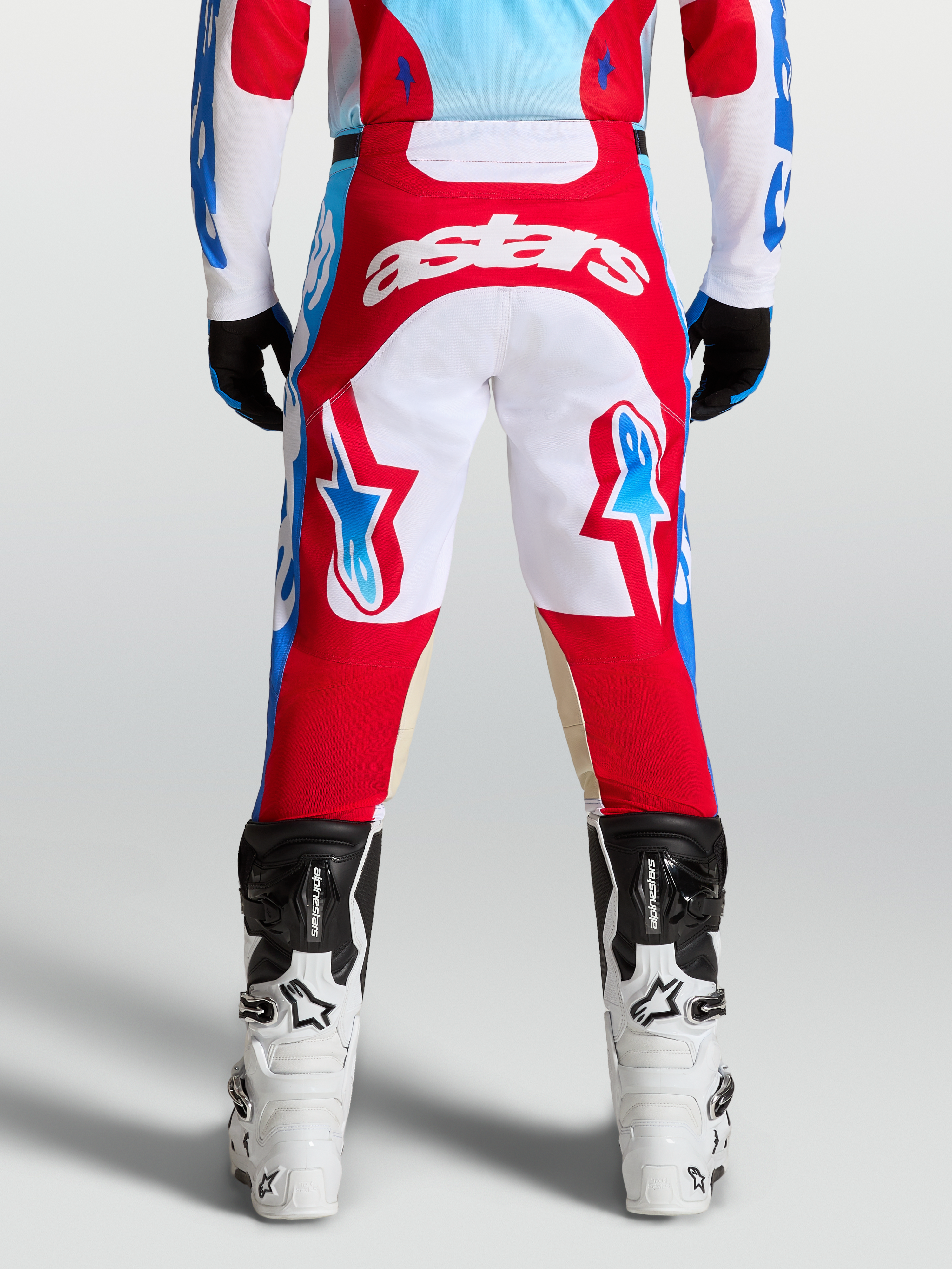 Alpinestars Pantaloni Racer Hunt, pantaloni motocross uomo rossi e bianchi, vista posteriore con dettagli blu, gambe pre-curvate e logo Astars
