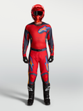 Alpinestars Racer Hunt Gear Set e Pantaloni Racer Hunt, completo motocross rosso e grigio con maglia, casco e stivali neri.