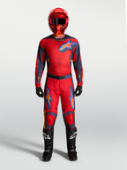 Alpinestars Maglia Racer Hunt, maglia da motocross tecnica da uomo, rosso e grigio, poliestere traspirante e inserti in rete ventilata, indossata con kit completo da off-road.