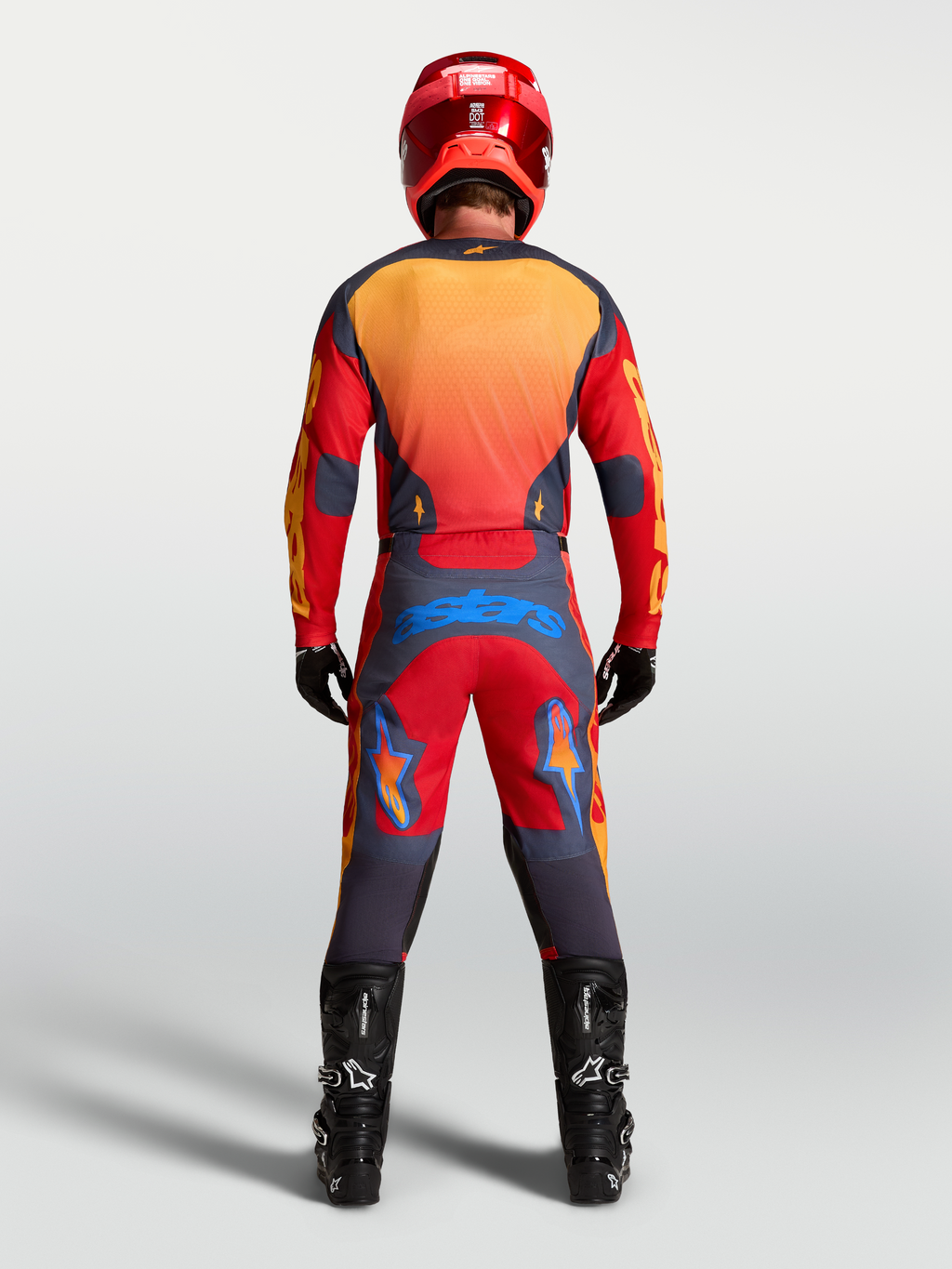 Maglia Alpinestars Racer Hunt, abbigliamento motocross da uomo rosso e grigio, tessuto traspirante, vista posteriore.