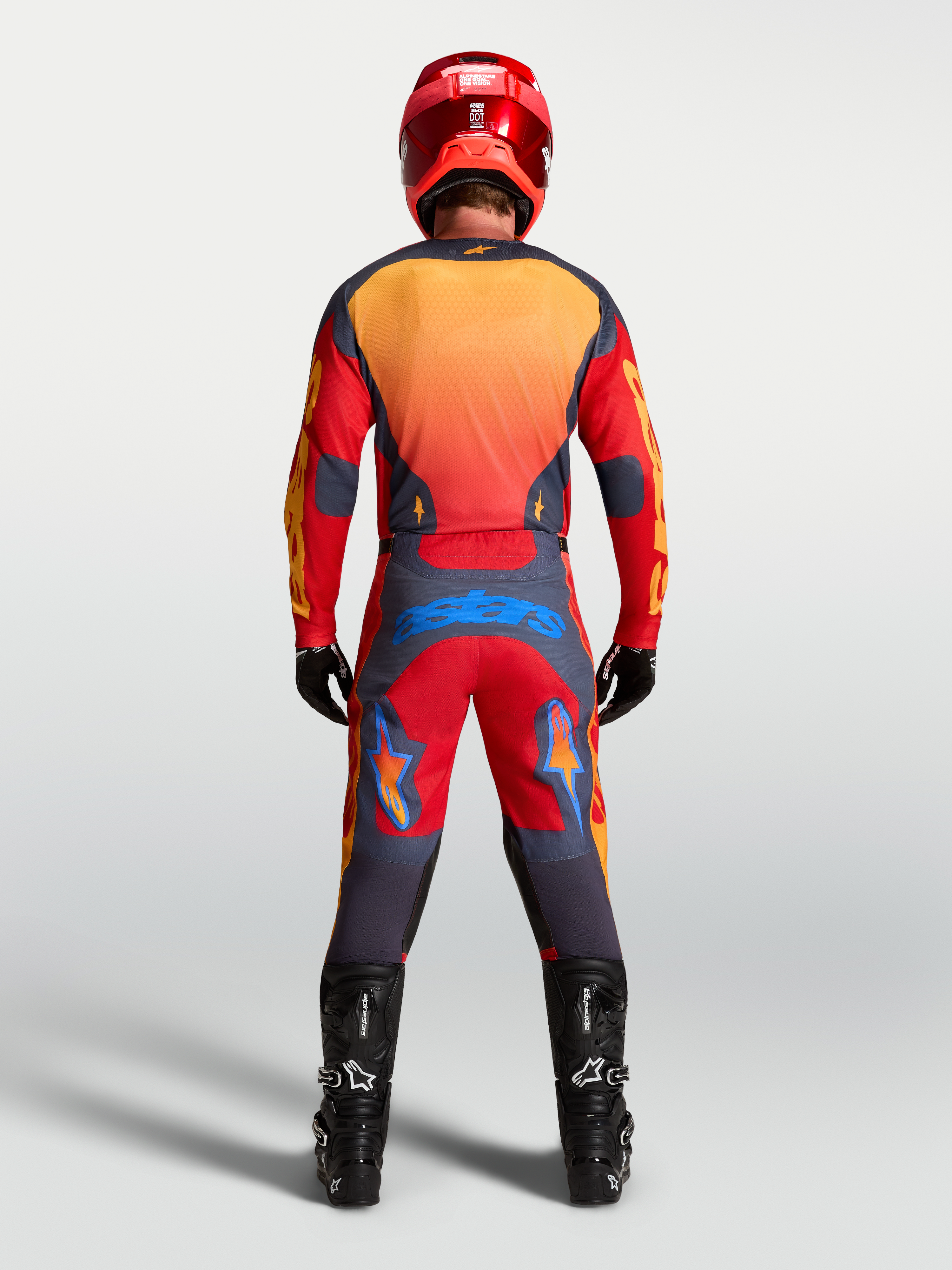 Maglia Alpinestars Racer Hunt, abbigliamento motocross da uomo rosso e grigio, tessuto traspirante, vista posteriore.