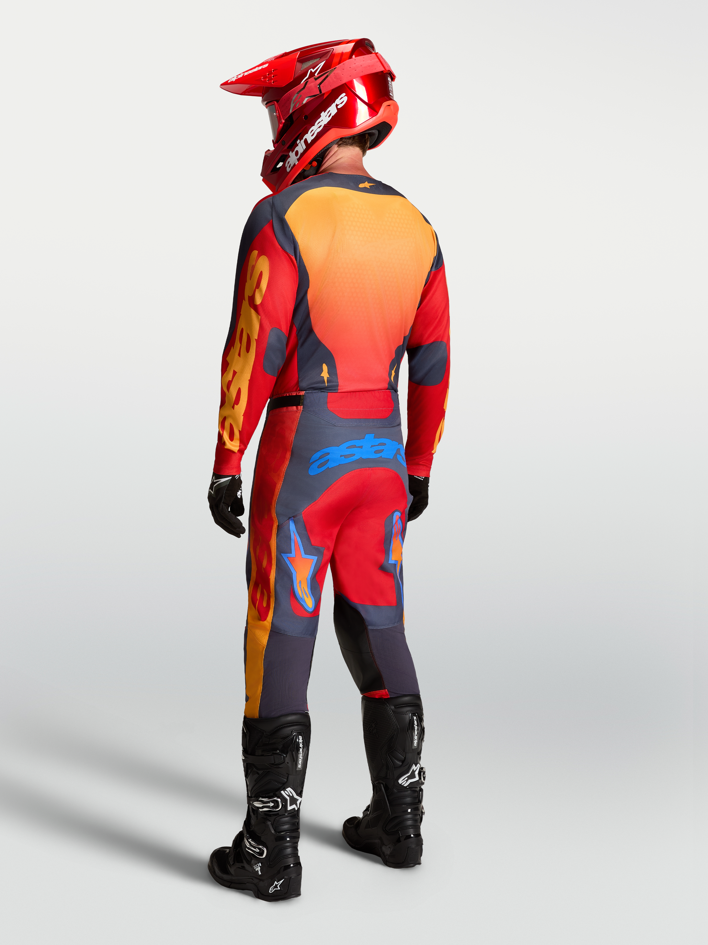 Alpinestars maglia Racer Hunt, maglia motocross da uomo rossa e grigia, vista posteriore con pannelli ventilati.