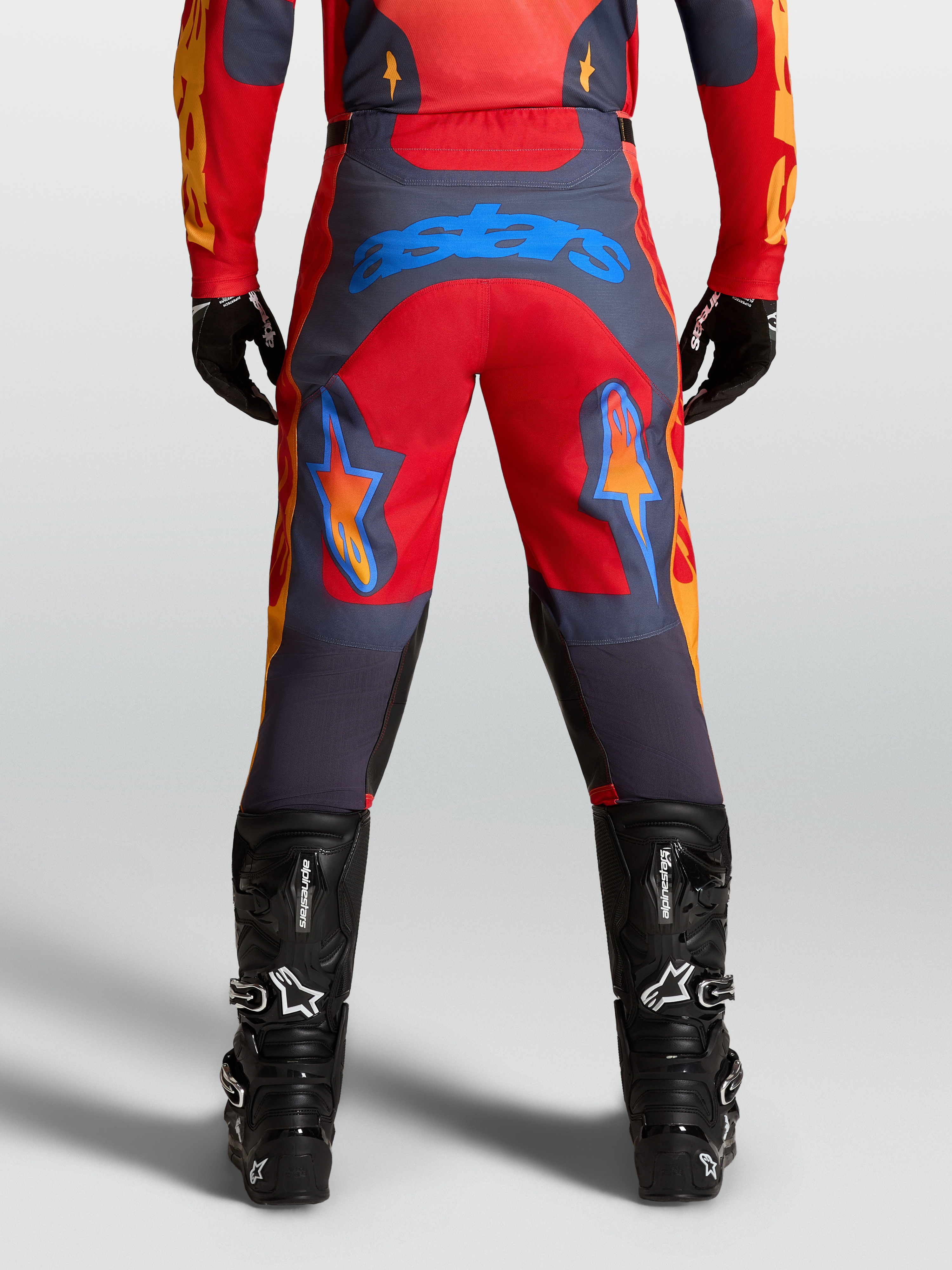 Alpinestars Pantaloni Racer Hunt, pantaloni da motocross rosso fuoco e grigio, gambe pre-curvate e logo Astars blu sul retro
