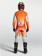 Alpinestars Maglia Racer Amber, maglia da motocross per uomo, vista posteriore su modello, arancione e bianca, tessuto tecnico traspirante, vestibilità ergonomica da gara per off-road.