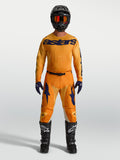 Alpinestars Racer Amber gear set 2027, completo da motocross arancione e blu da uomo con maglia, pantaloni e stivali.